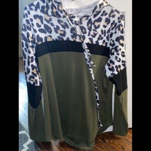 Xxl women’s top, only removed tags to wash. Too small for me. Smoke free home.